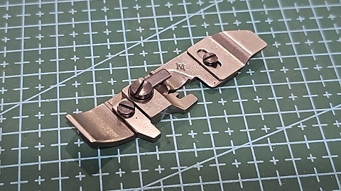 PRENSATELA SIRUBA OVERLOCK 4 HILOS